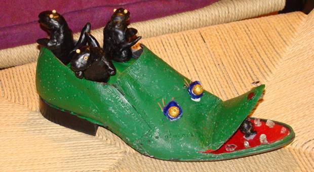 Sepatu Dengan Desain Unik Untuk Wanita dan Pria